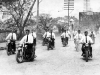 Desfile de motociclistas na Rua XV de Novembro, em frente ao local onde hoje é o Hotel Rio Negro