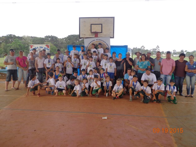 Cerca De Pessoas Participaram Do Festival De Atletismo De