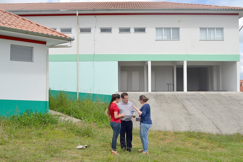 A gerente de Saúde da ADR Mafra, Tailine F. Ribas, o diretor do LACEN, Winston Luiz Zomkowski, e a secretária de Saúde de Mafra, Jaqueline Previatti Veiga, conhecem a área destinada ao laboratório