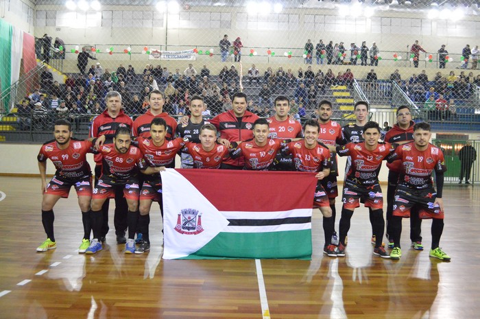 Equipe do futsal masculino do Mafra/Ferromax, que estará representando o município, estreia hoje contra Canelinha, logo após o cerimonial de abertura, onde na quinta-feira enfrenta Campo Alegre e na sexta-feira o clássico contra Canoinhas, com todos os jogos ás 20h30min