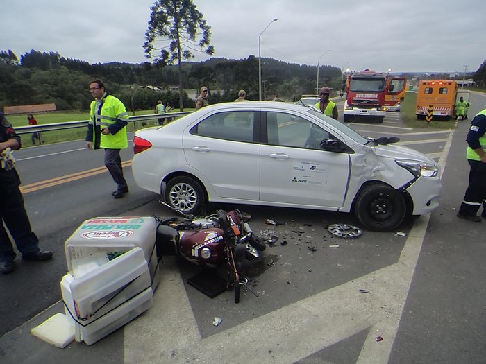 Acidente entre moto e veículo no faxinal