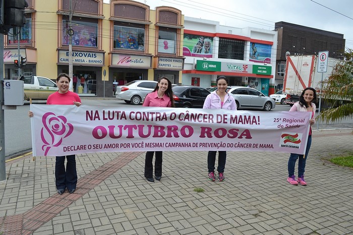 Conscientização do câncer de mama é o foco de pedágio promovido em Mafra