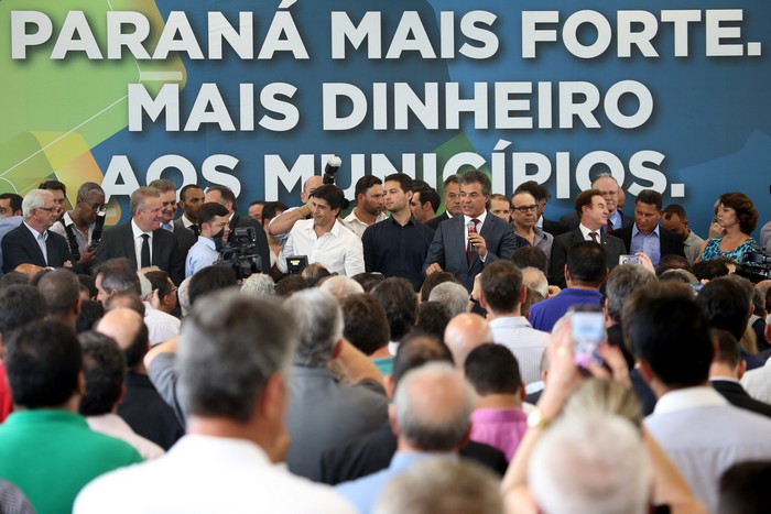 Governador Beto Richa, acompanhado pelo, secretário da fazenda, Mauro Ricardo, secretário de comunicação social, Márcio Villela, persidente da assembléia legislative, deputado Ademar Traiano, secretário chefe da casa civil, deputado Valdir Rossoni, vice-governadora Cida Borghetti, ministro da saúde, Ricardo Barros e demais autoridades, participa da solenidade de assinatura do repasse da cota extra de ICMS para os municípios paranaenses. Curitiba, 16/01/2017 Foto: Fernando Ogura / ANPr