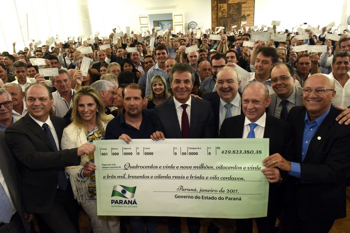 Governador Beto Richa, acompanhado pelo, secretário da fazenda, Mauro Ricardo, secretário de comunicação social, Márcio Villela, persidente da assembléia legislative, deputado Ademar Traiano, secretário chefe da casa civil, deputado Valdir Rossoni, vice-governadora Cida Borghetti, ministro da saúde, Ricardo Barros e demais autoridades, participa da solenidade de assinatura do repasse da cota extra de ICMS para os municípios paranaenses. Curitiba, 16/01/2017 Foto: Ricardo Almeida / ANPr