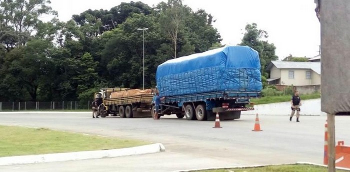 Num único dia PRF multa 40 caminhões na BR-116 (2)