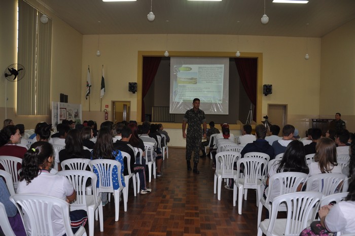 5º RCC realiza palestra em escolas