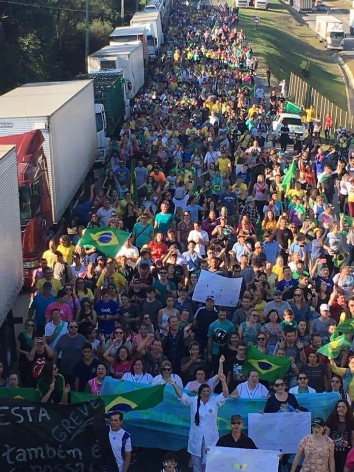 Riomafrenses realizam manifestação em apoio à greve dos caminhoneiros |  Click Riomafra