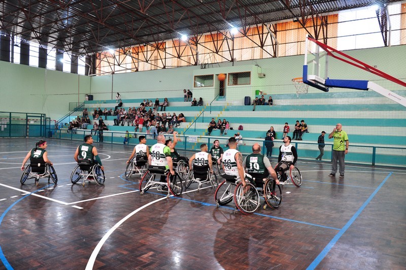 Onde jogar basquetebol em cadeira de rodas no país?